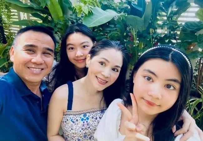 Người vợ xinh đẹp của MC Quyền Linh: Có 2 bằng đại học, chia sẻ điều sợ nhất khiến ai cũng phải khen cách dạy con - Ảnh 2. Người vợ xinh đẹp của MC Quyền Linh: Có 2 bằng đại học, chia sẻ điều sợ nhất khiến ai cũng phải khen cách dạy con - Ảnh 2.