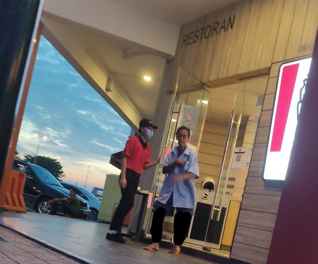 Cụ ông mua bánh ở KFC không được khuyến mãi phản ánh sự chật vật của nhóm người 'yếu thế' trong thế giới công nghệ hiện đại - Ảnh 2. Cụ ông mua bánh ở KFC không được khuyến mãi phản ánh sự chật vật của nhóm người 'yếu thế' trong thế giới công nghệ hiện đại - Ảnh 2.
