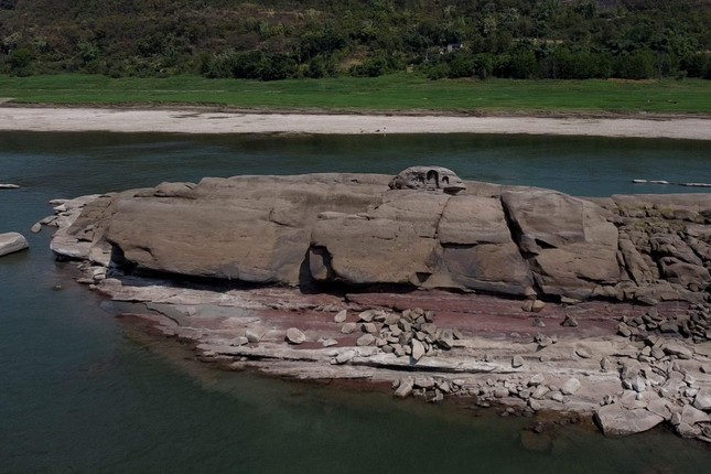 Nước cạn khô làm lộ ra bức tượng 600 năm tuổi trên sông Dương Tử - Ảnh 2.