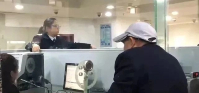 Cụ ông mua bánh ở KFC không được khuyến mãi phản ánh sự chật vật của nhóm người 'yếu thế' trong thế giới công nghệ hiện đại - Ảnh 4. Cụ ông mua bánh ở KFC không được khuyến mãi phản ánh sự chật vật của nhóm người 'yếu thế' trong thế giới công nghệ hiện đại - Ảnh 4.