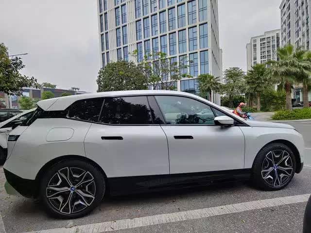 BMW iX đầu tiên tại Việt Nam ra biển số - SUV điện ngang cỡ VinFast VF 8 - Ảnh 3.