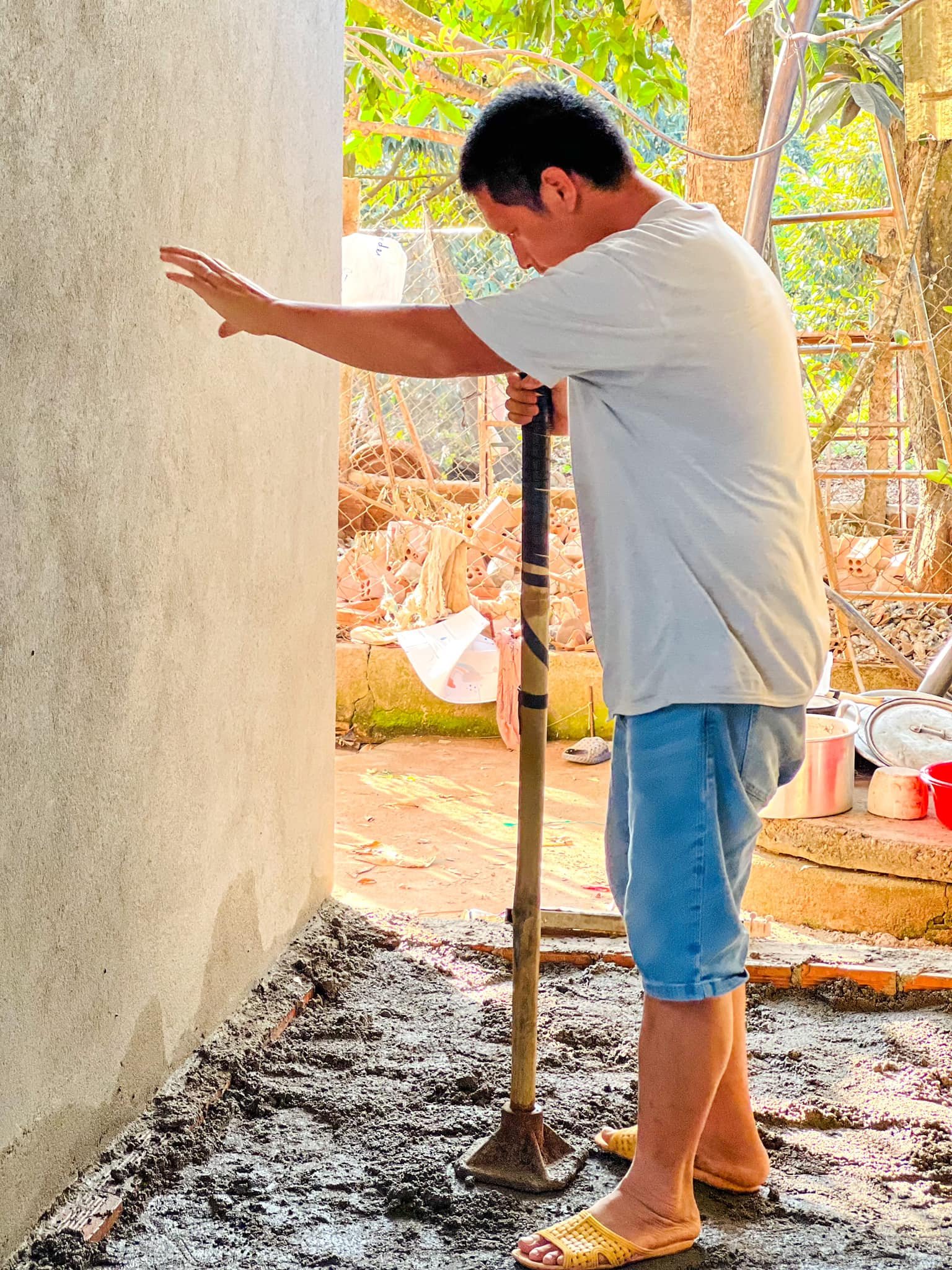 Con rể 31 tuổi xây nhà tặng bố vợ, tự tay đào đất, quét vôi, không gian sống đẹp như mơ - Ảnh 6.