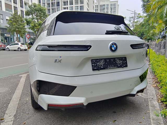 BMW iX đầu tiên tại Việt Nam ra biển số - SUV điện ngang cỡ VinFast VF 8 - Ảnh 5.