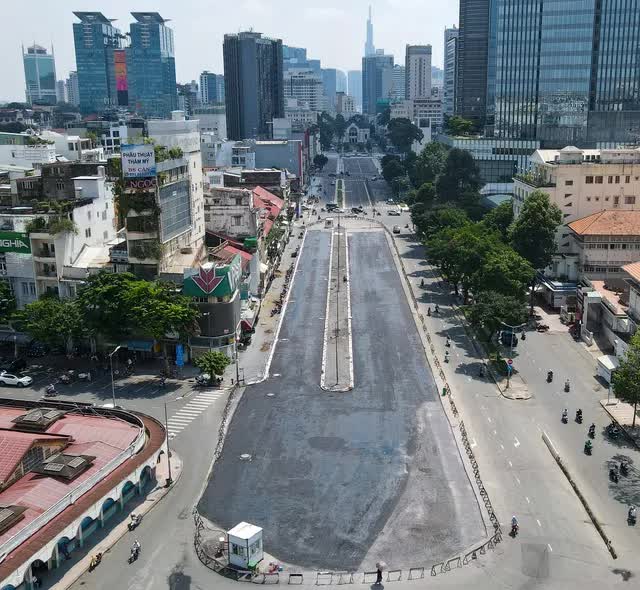 Ảnh: Người dân “đất vàng” Quận 1 tất bật sửa chữa mặt bằng kinh doanh sau khi Metro tháo dỡ toàn bộ lô cốt - Ảnh 1.