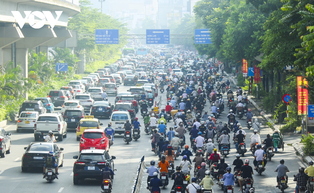 Giao thông trên đường Nguyễn Trãi hỗn loạn vào giờ cao điểm - Ảnh 2.