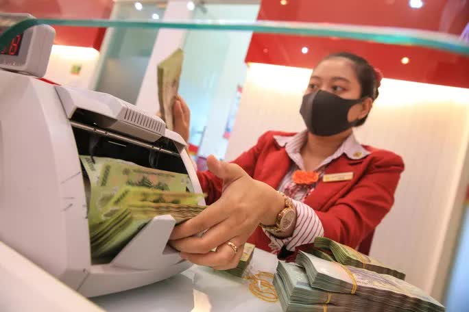 Người dân gửi tiền ngân hàng ngày càng nhiều, vì sao? - Ảnh 1. Người dân gửi tiền ngân hàng ngày càng nhiều, vì sao? - Ảnh 1.