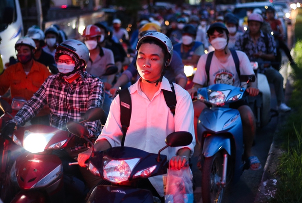 Hà Nội: Đường gom đại lộ Thăng Long tắc cứng vào giờ cao điểm, người dân mệt mỏi khi đi vài trăm mét mất cả tiếng đồng hồ - Ảnh 11. Hà Nội: Đường gom đại lộ Thăng Long tắc cứng vào giờ cao điểm, người dân mệt mỏi khi đi vài trăm mét mất cả tiếng đồng hồ - Ảnh 11.