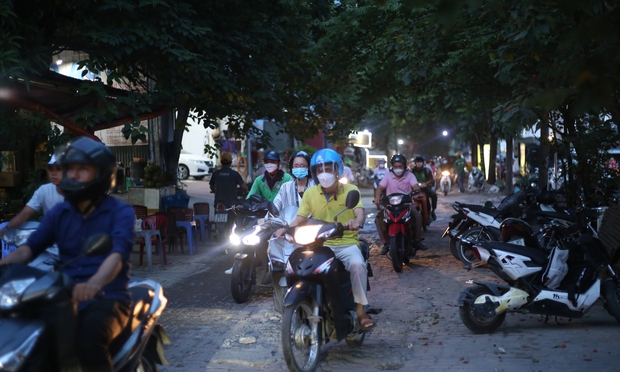 Hà Nội: Đường gom đại lộ Thăng Long tắc cứng vào giờ cao điểm, người dân mệt mỏi khi đi vài trăm mét mất cả tiếng đồng hồ - Ảnh 12. Hà Nội: Đường gom đại lộ Thăng Long tắc cứng vào giờ cao điểm, người dân mệt mỏi khi đi vài trăm mét mất cả tiếng đồng hồ - Ảnh 12.