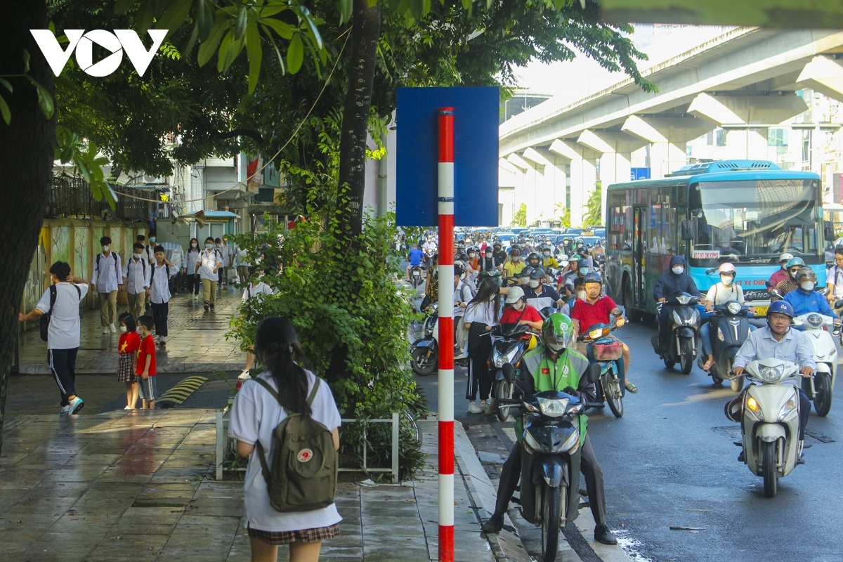 Giao thông trên đường Nguyễn Trãi hỗn loạn vào giờ cao điểm - Ảnh 14.