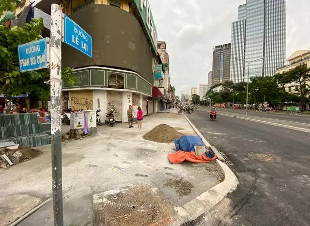 Ảnh: Người dân “đất vàng” Quận 1 tất bật sửa chữa mặt bằng kinh doanh sau khi Metro tháo dỡ toàn bộ lô cốt - Ảnh 3.