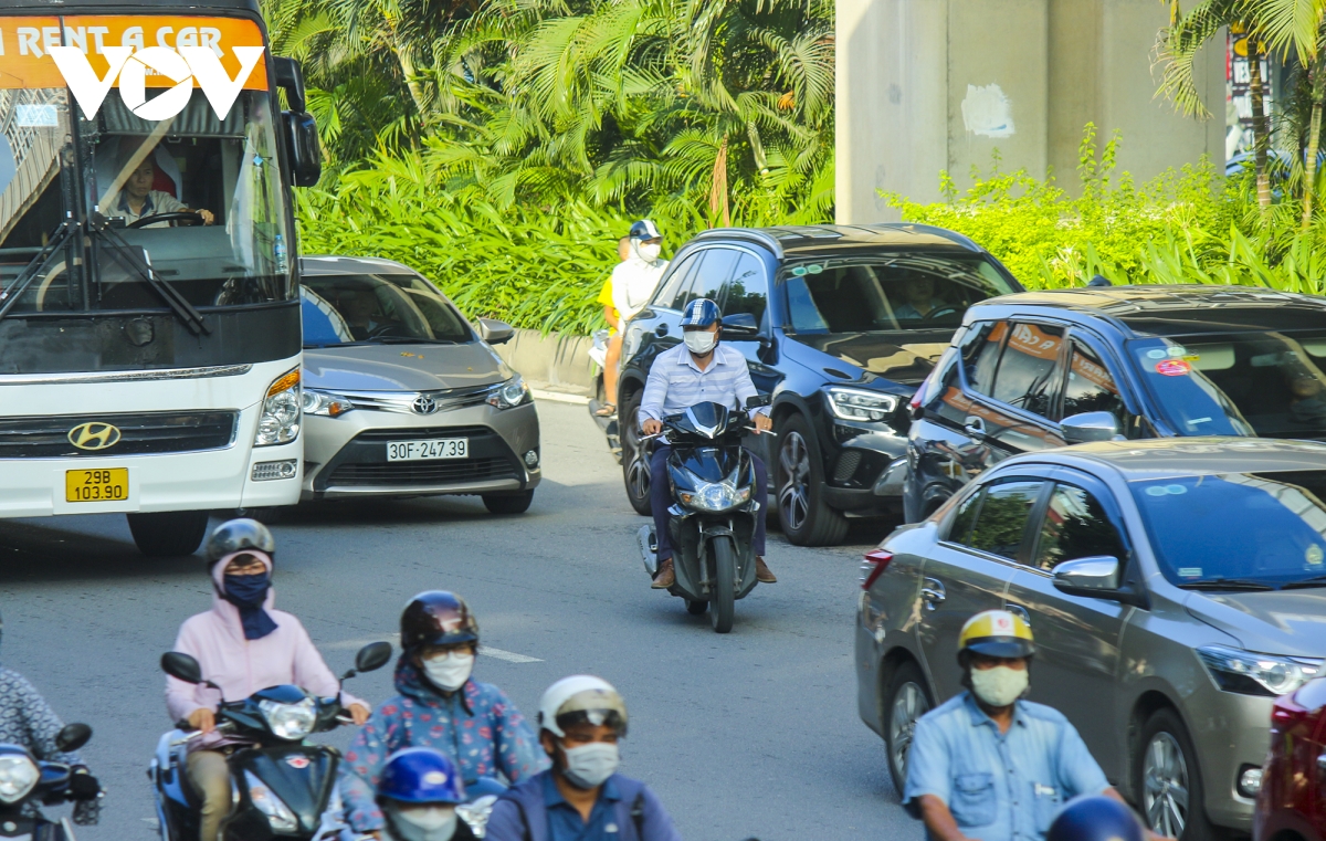 Giao thông trên đường Nguyễn Trãi hỗn loạn vào giờ cao điểm - Ảnh 5.