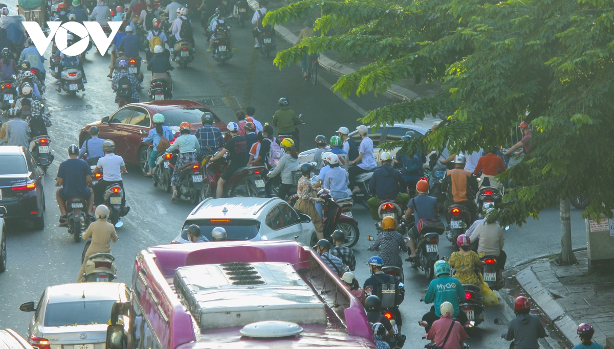 Giao thông trên đường Nguyễn Trãi hỗn loạn vào giờ cao điểm - Ảnh 8.