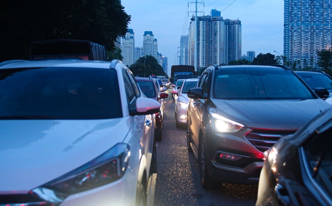 Hà Nội: Đường gom đại lộ Thăng Long tắc cứng vào giờ cao điểm, người dân mệt mỏi khi đi vài trăm mét mất cả tiếng đồng hồ - Ảnh 9.