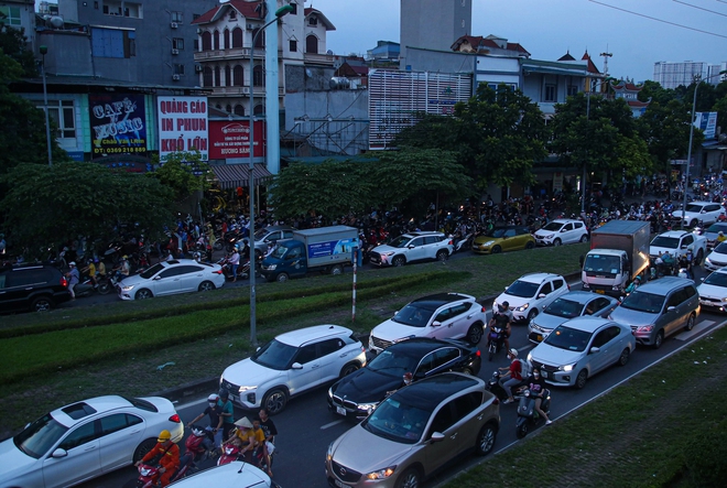 Hà Nội: Đường gom đại lộ Thăng Long tắc cứng vào giờ cao điểm, người dân mệt mỏi khi đi vài trăm mét mất cả tiếng đồng hồ - Ảnh 10. Hà Nội: Đường gom đại lộ Thăng Long tắc cứng vào giờ cao điểm, người dân mệt mỏi khi đi vài trăm mét mất cả tiếng đồng hồ - Ảnh 10.