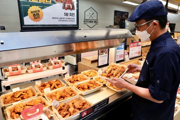 Lý do nhiều siêu thị Hàn Quốc giảm giá thịt gà dù lạm phát cao - Ảnh 1.
