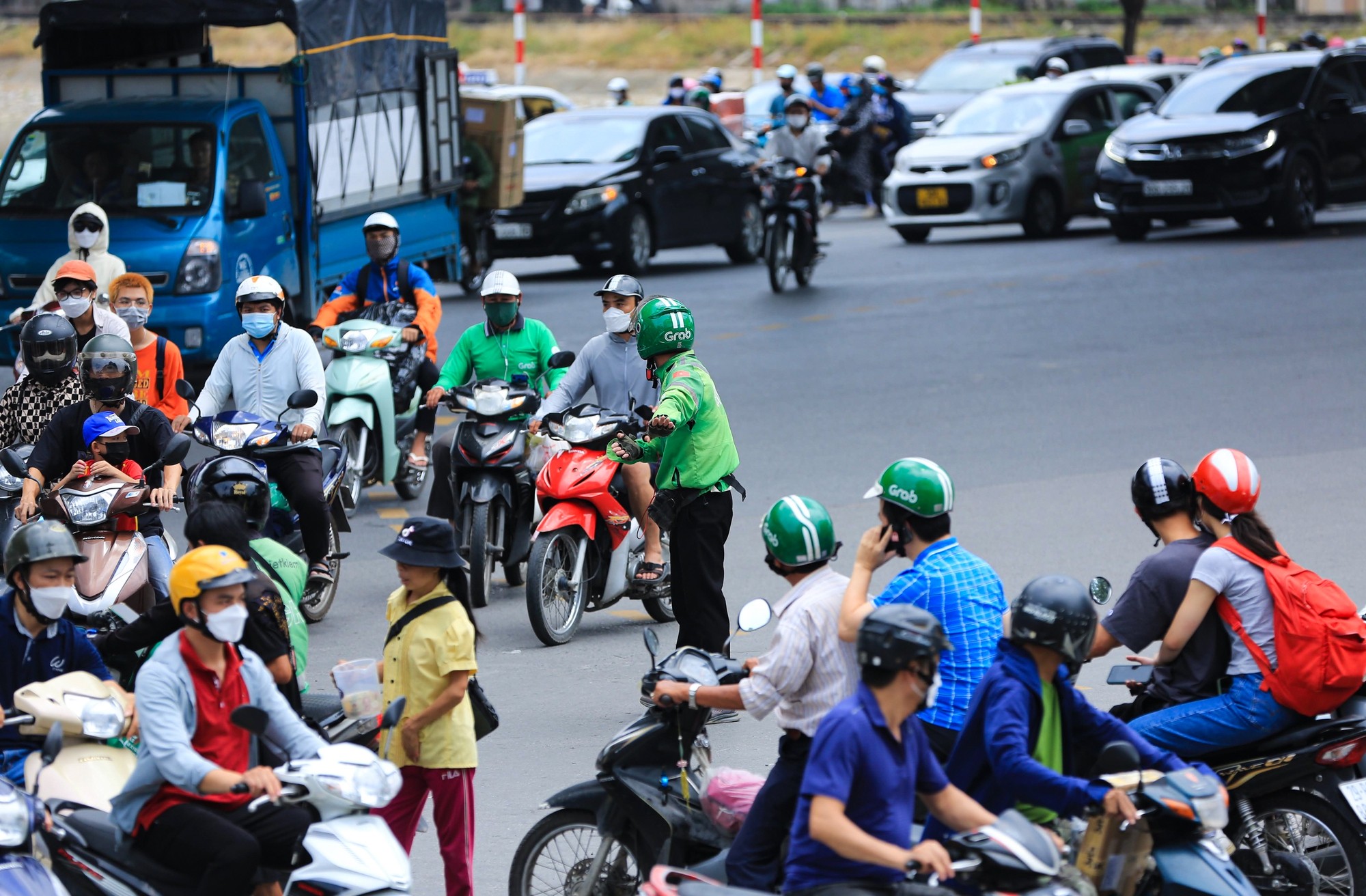 Câu chuyện phía sau hình ảnh chàng tài xế xe ôm công nghệ giúp CSGT phân luồng ở Hà Nội: Đã hiến máu và tiểu cầu hơn 100 lần - Ảnh 4.