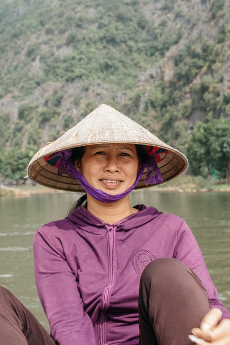 Khách Tây ngạc nhiên với tuyệt chiêu chèo thuyền của người Việt: Kỹ thuật quá đỉnh cao! - Ảnh 1.