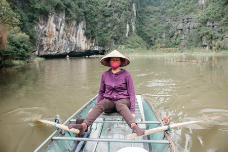 Khách Tây ngạc nhiên với tuyệt chiêu chèo thuyền của người Việt: Kỹ thuật quá đỉnh cao! - Ảnh 2.
