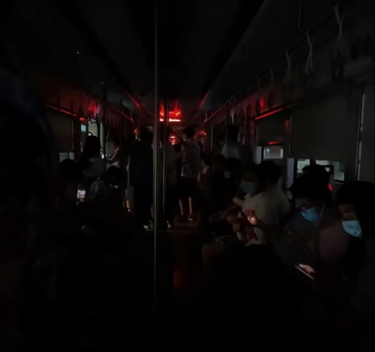 Tàu điện ngầm, đường phố Trung Quốc chìm trong bóng tối để tiết kiệm điện - Ảnh 3.