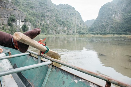 Khách Tây ngạc nhiên với tuyệt chiêu chèo thuyền của người Việt: Kỹ thuật quá đỉnh cao! - Ảnh 3.