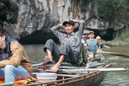 Khách Tây ngạc nhiên với tuyệt chiêu chèo thuyền của người Việt: Kỹ thuật quá đỉnh cao! - Ảnh 4.