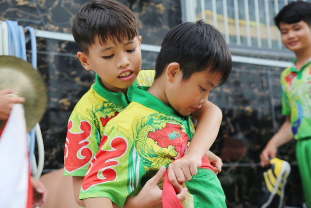 Gặp đội lân của những đứa trẻ mồ côi, trẻ lang thang giữa Sài Gòn - Ảnh 5.