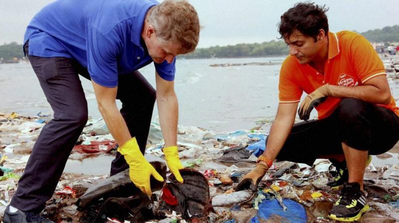 Chàng luật sư Ấn Độ và hành trình 2 năm dọn sạch hàng chục tấn rác trên bãi biển - Ảnh 1.