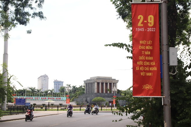 Phố phường Thủ đô được trang hoàng rực rỡ chào mừng Quốc khánh 2/9 - Ảnh 2.