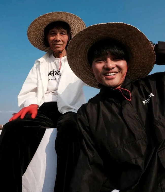 Chàng trai Gen Z chán phố thị về quê chụp ảnh 'Bà nội thời thượng' gây bão mạng xã hội, vứt bỏ sự nổi tiếng để sống đúng nghĩa - Ảnh 12. Chàng trai Gen Z chán phố thị về quê chụp ảnh 'Bà nội thời thượng' gây bão mạng xã hội, vứt bỏ sự nổi tiếng để sống đúng nghĩa - Ảnh 12.