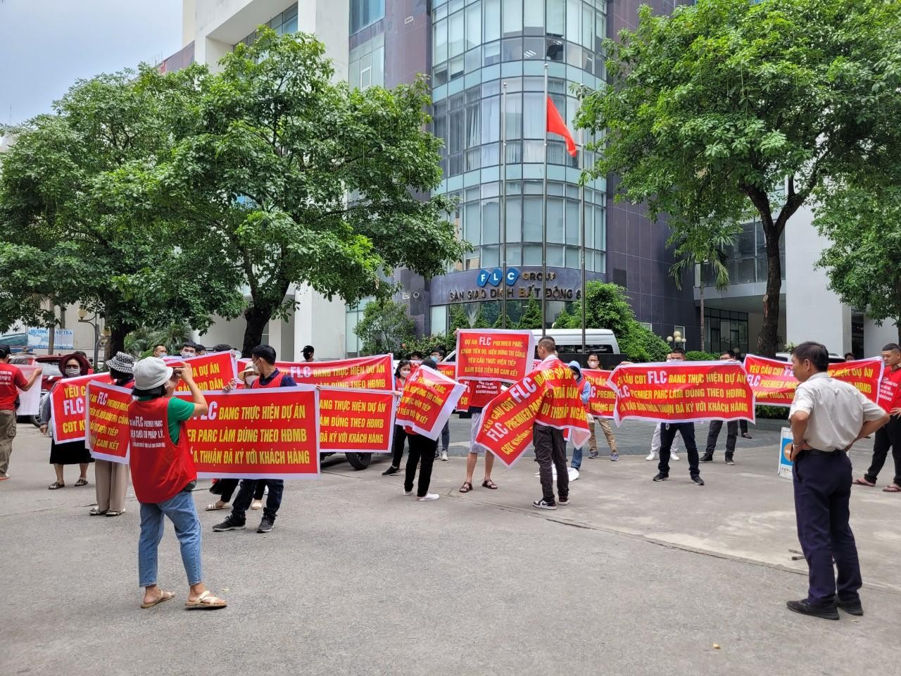 Dự án tê liệt khi lãnh đạo FLC bị bắt, khách hàng mòn mỏi chờ nhận nhà - Ảnh 3. Dự án tê liệt khi lãnh đạo FLC bị bắt, khách hàng mòn mỏi chờ nhận nhà - Ảnh 3.
