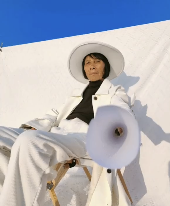 Chàng trai Gen Z chán phố thị về quê chụp ảnh 'Bà nội thời thượng' gây bão mạng xã hội, vứt bỏ sự nổi tiếng để sống đúng nghĩa - Ảnh 7. Chàng trai Gen Z chán phố thị về quê chụp ảnh 'Bà nội thời thượng' gây bão mạng xã hội, vứt bỏ sự nổi tiếng để sống đúng nghĩa - Ảnh 7.