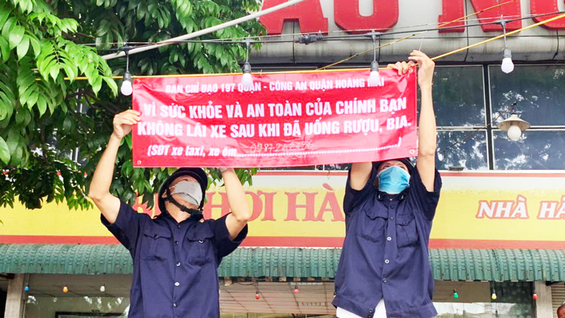 Một quận ở Hà Nội lập tổ xe ôm miễn phí đưa người nhậu say về nhà - Ảnh 1.