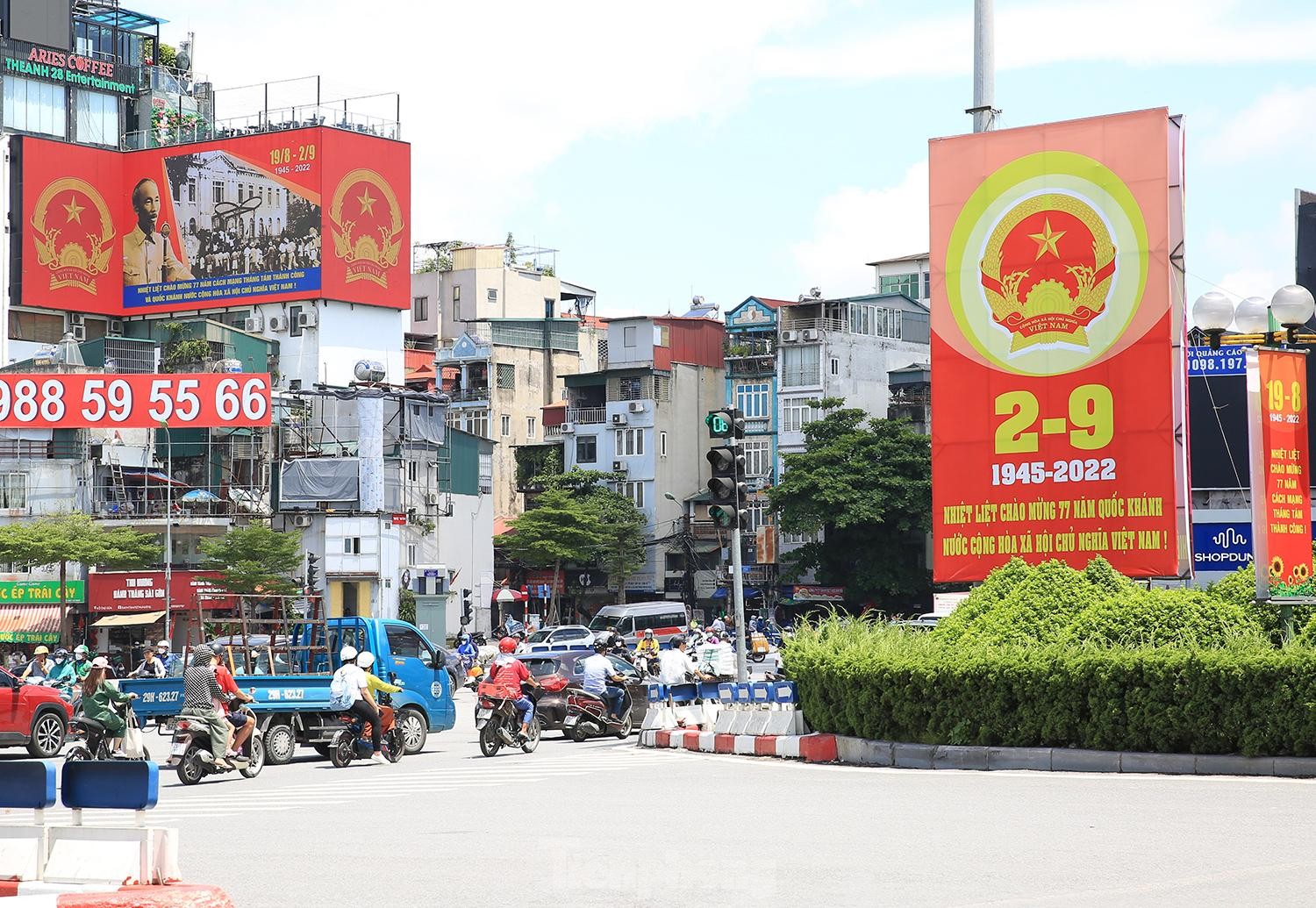 Phố phường Hà Nội trang hoàng cờ hoa chào mừng ngày lễ lớn 2/9 - Ảnh 2.