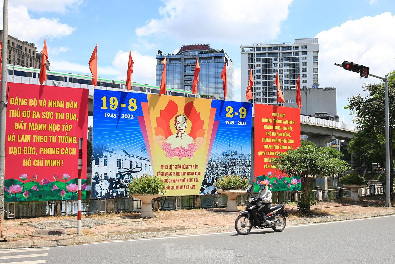 Phố phường Hà Nội trang hoàng cờ hoa chào mừng ngày lễ lớn 2/9 - Ảnh 3.