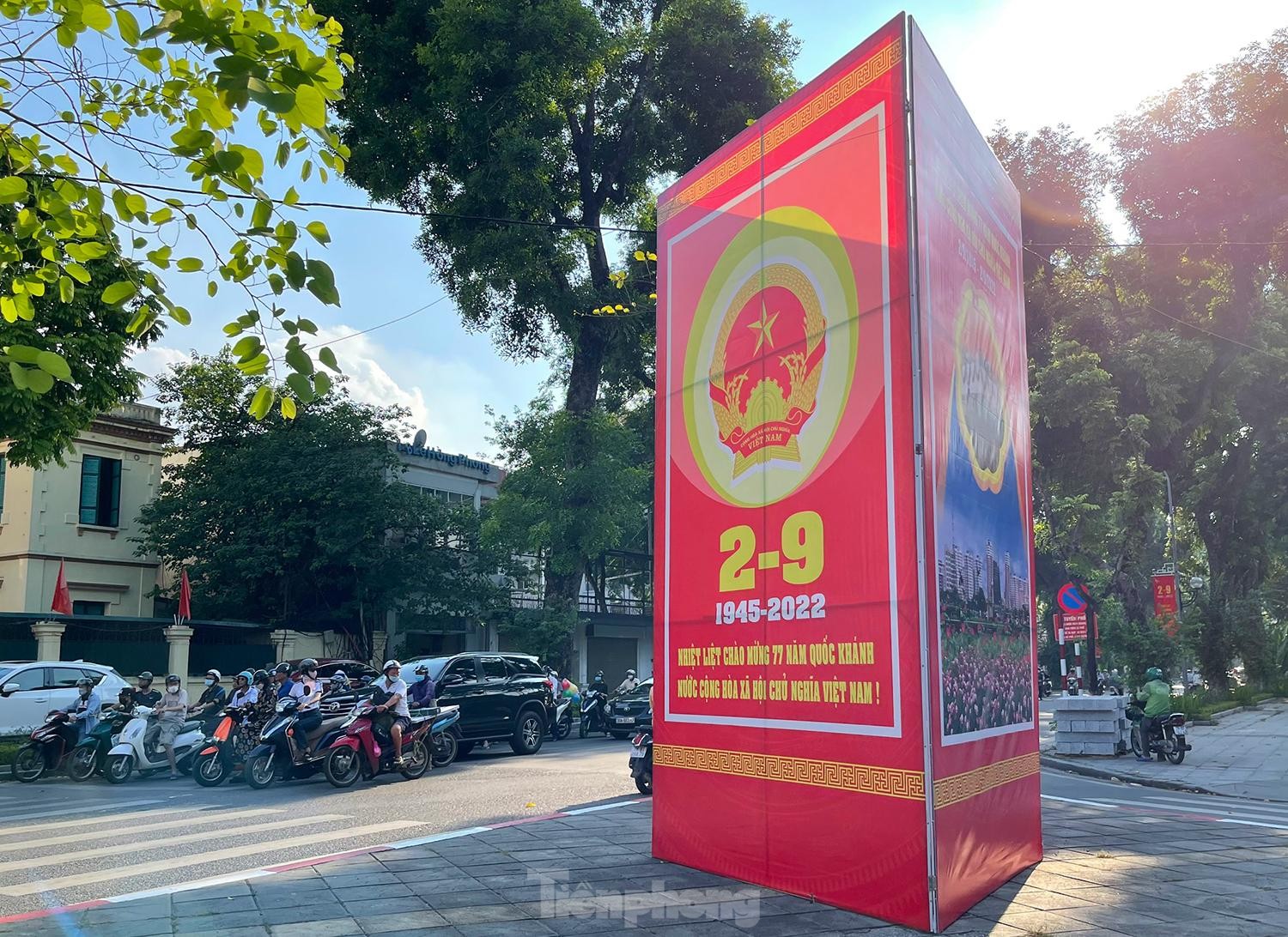 Phố phường Hà Nội trang hoàng cờ hoa chào mừng ngày lễ lớn 2/9 - Ảnh 14.