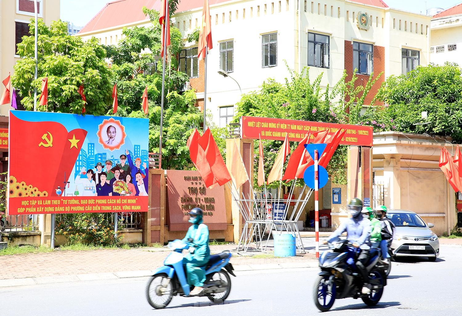 Phố phường Hà Nội trang hoàng cờ hoa chào mừng ngày lễ lớn 2/9 - Ảnh 15.