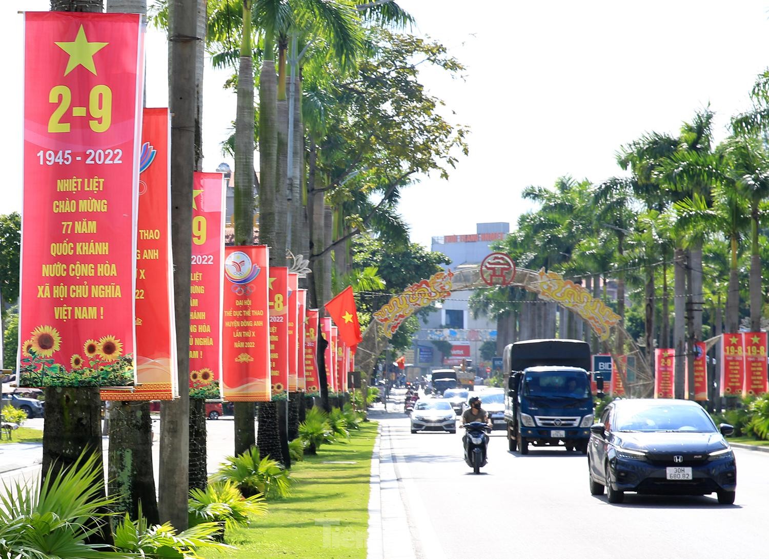 Phố phường Hà Nội trang hoàng cờ hoa chào mừng ngày lễ lớn 2/9 - Ảnh 16.