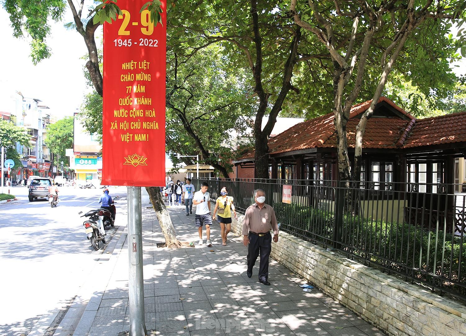Phố phường Hà Nội trang hoàng cờ hoa chào mừng ngày lễ lớn 2/9 - Ảnh 6.