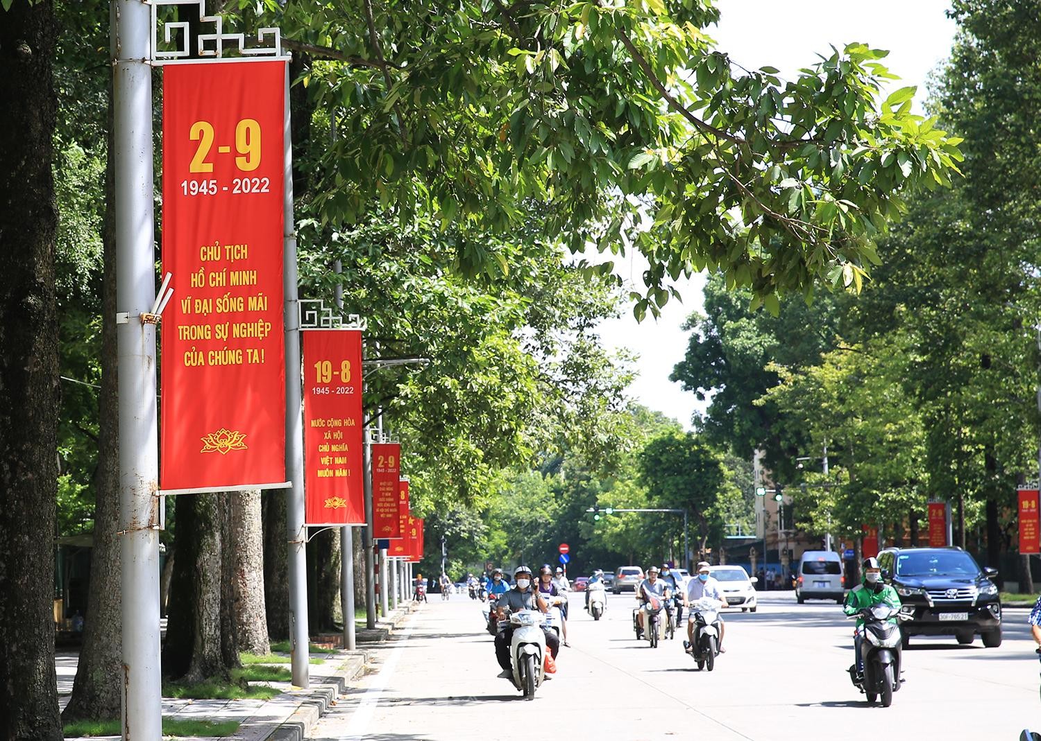Phố phường Hà Nội trang hoàng cờ hoa chào mừng ngày lễ lớn 2/9 - Ảnh 7.