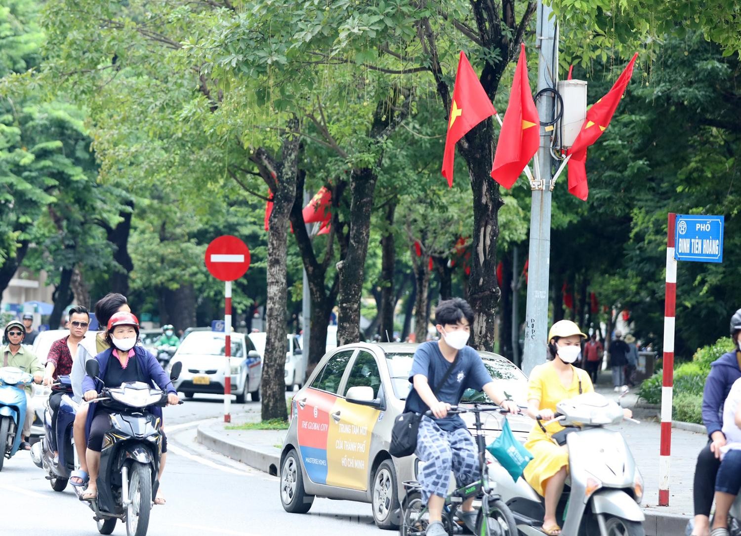 Phố phường Hà Nội trang hoàng cờ hoa chào mừng ngày lễ lớn 2/9 - Ảnh 11.