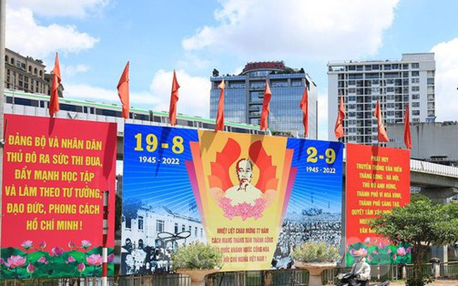 Phố phường Hà Nội trang hoàng cờ hoa chào mừng ngày lễ lớn 2/9 - Ảnh 1.