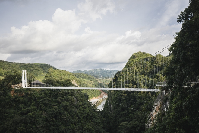 Mãn nhãn với cây cầu kính đi bộ dài nhất thế giới hùng vĩ giữa núi rừng Việt Nam - Ảnh 2.