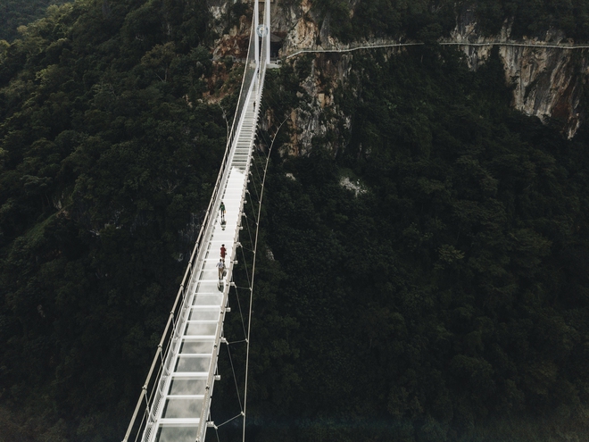 Mãn nhãn với cây cầu kính đi bộ dài nhất thế giới hùng vĩ giữa núi rừng Việt Nam - Ảnh 1.