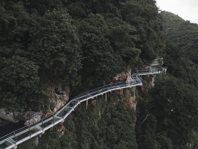 Mãn nhãn với cây cầu kính đi bộ dài nhất thế giới hùng vĩ giữa núi rừng Việt Nam - Ảnh 4.