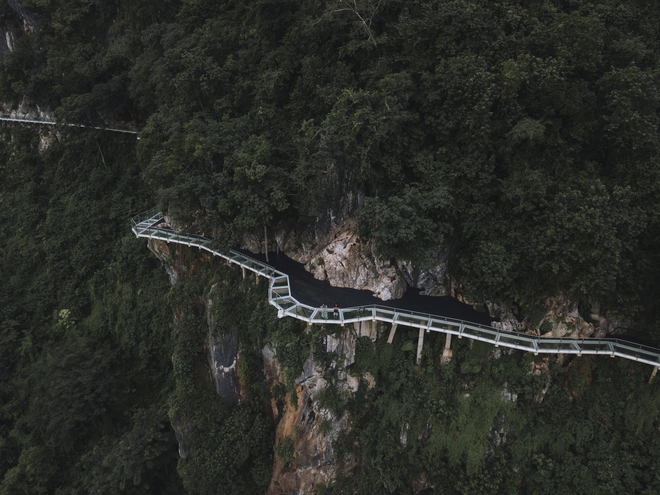 Mãn nhãn với cây cầu kính đi bộ dài nhất thế giới hùng vĩ giữa núi rừng Việt Nam - Ảnh 5.