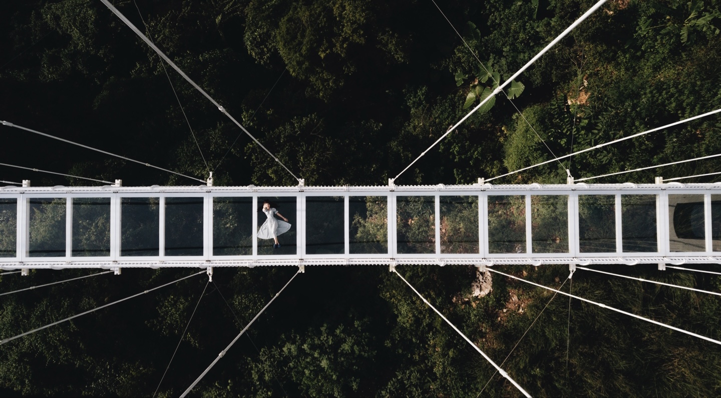 Mãn nhãn với cây cầu kính đi bộ dài nhất thế giới hùng vĩ giữa núi rừng Việt Nam - Ảnh 3.