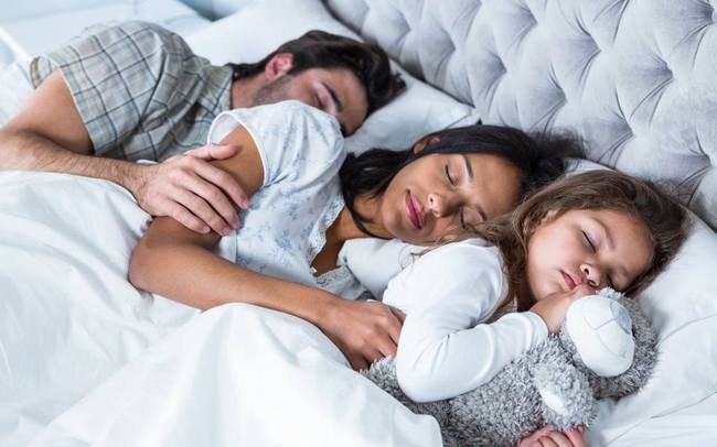 Vì sao trẻ cần ngủ riêng phòng với bố mẹ trước 5 tuổi? 8 bí quyết vàng để trẻ ngủ riêng - Ảnh 1.