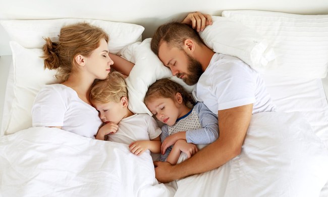 Vì sao trẻ cần ngủ riêng phòng với bố mẹ trước 5 tuổi? 8 bí quyết vàng để trẻ ngủ riêng - Ảnh 3.