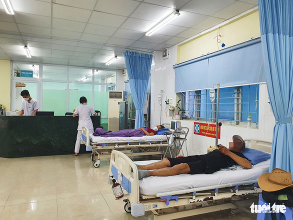 Đoàn khách 100 người từ Hà Nội vào Đà Nẵng du lịch, 24 người vào viện do ngộ độc - Ảnh 1.