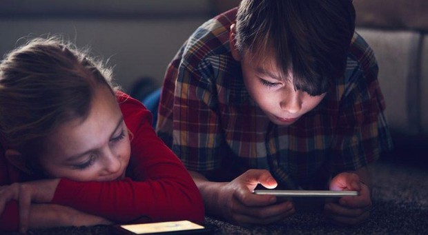 Trẻ em sử dụng mạng xã hội cần tăng cường vai trò giám sát hướng dẫn của gia đình và trường học - Ảnh 1.